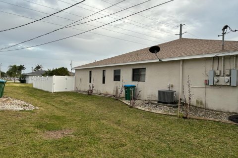 Immobilier commercial à vendre à Cape Coral, Floride № 990933 - photo 3