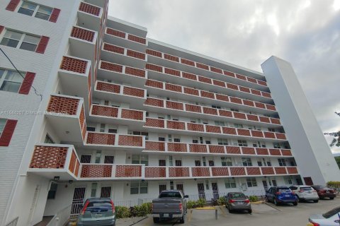 Copropriété à vendre à North Miami Beach, Floride: 2 chambres, 95.22 m2 № 1327826 - photo 2