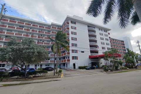 Condo in North Miami Beach, Florida, 2 bedrooms  № 1327826 - photo 1