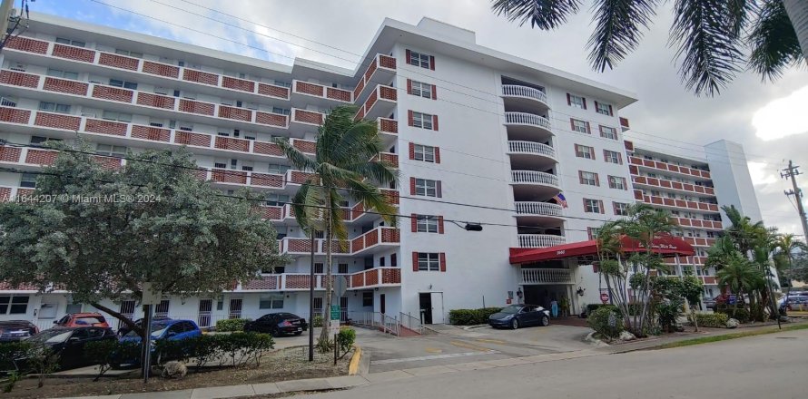 Condo in North Miami Beach, Florida, 2 bedrooms  № 1327826