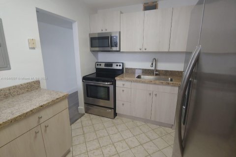 Condo in North Miami Beach, Florida, 2 bedrooms  № 1327826 - photo 29