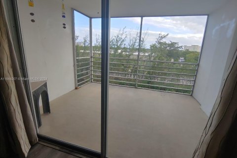 Copropriété à vendre à North Miami Beach, Floride: 2 chambres, 95.22 m2 № 1327826 - photo 15