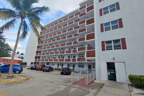 Condo in North Miami Beach, Florida, 2 bedrooms  № 1327826 - photo 8