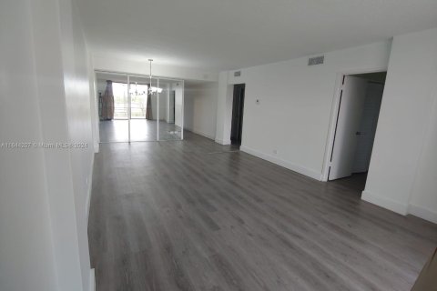 Copropriété à vendre à North Miami Beach, Floride: 2 chambres, 95.22 m2 № 1327826 - photo 11