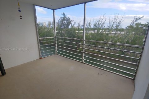 Condo in North Miami Beach, Florida, 2 bedrooms  № 1327826 - photo 17