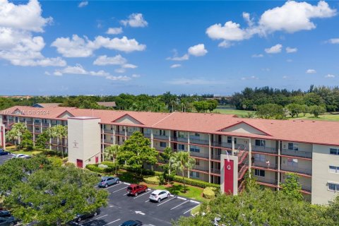 Condo in Pembroke Pines, Florida, 2 bedrooms  № 1221085 - photo 1