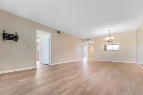 Condo in Pembroke Pines, Florida, 2 bedrooms  № 1221085 - photo 16