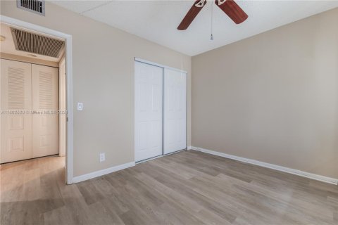 Condo in Pembroke Pines, Florida, 2 bedrooms  № 1221085 - photo 10