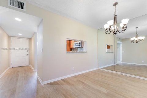 Copropriété à vendre à Pembroke Pines, Floride: 2 chambres, 110.74 m2 № 1221085 - photo 13