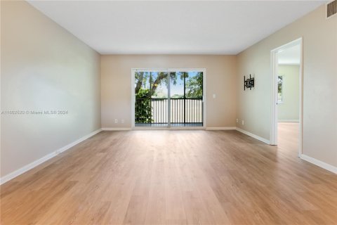 Condo in Pembroke Pines, Florida, 2 bedrooms  № 1221085 - photo 15