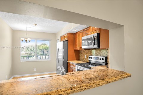 Condo in Pembroke Pines, Florida, 2 bedrooms  № 1221085 - photo 12