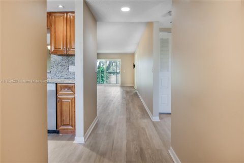 Copropriété à vendre à Pembroke Pines, Floride: 2 chambres, 110.74 m2 № 1221085 - photo 2