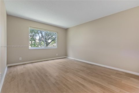 Copropriété à vendre à Pembroke Pines, Floride: 2 chambres, 110.74 m2 № 1221085 - photo 18