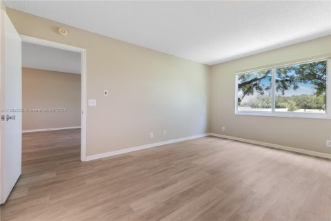 Condo in Pembroke Pines, Florida, 2 bedrooms  № 1221085 - photo 17