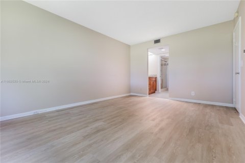 Copropriété à vendre à Pembroke Pines, Floride: 2 chambres, 110.74 m2 № 1221085 - photo 19