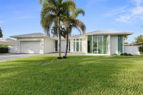 House in Fort Lauderdale, Florida 3 bedrooms, 249.91 sq.m. № 947720 - photo 1