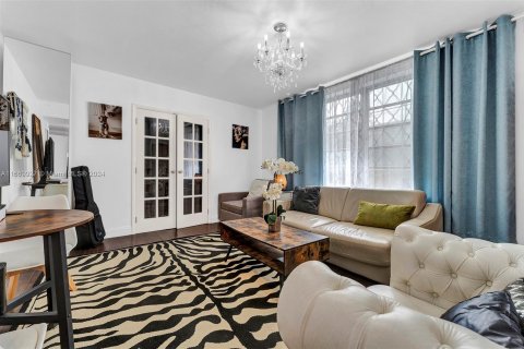 Condo in Miami Beach, Florida, 1 bedroom  № 1394911 - photo 2