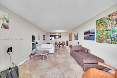 Condo in Sunny Isles Beach, Florida, 1 bedroom  № 1330693 - photo 17