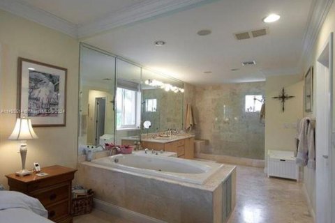 House in Key Biscayne, Florida 5 bedrooms, 388.42 sq.m. № 885770 - photo 11