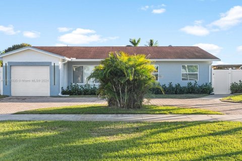 Villa ou maison à vendre à Pembroke Pines, Floride: 5 chambres, 140.84 m2 № 1293141 - photo 2