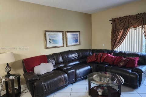 Townhouse in Miami, Florida 3 bedrooms, 135.64 sq.m. № 1270097 - photo 2