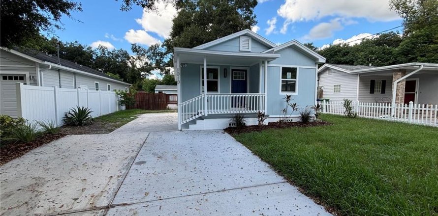 House in Tampa, Florida 4 bedrooms, 125.7 sq.m. № 1378146