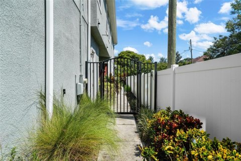 Townhouse in Tampa, Florida 3 bedrooms, 203.55 sq.m. № 1378187 - photo 3