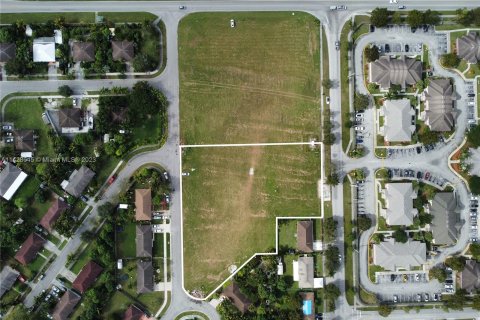 Commercial property in Florida City, Florida № 643106 - photo 1