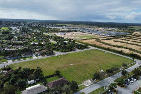 Commercial property in Florida City, Florida № 643106 - photo 3