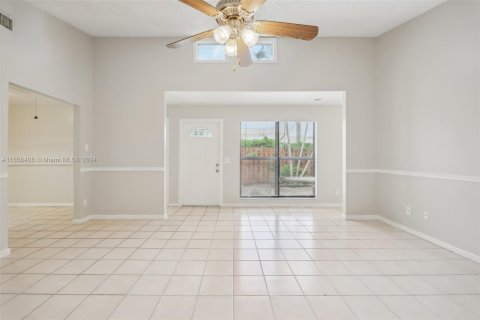 House in Palm Springs, Florida 2 bedrooms, 102.01 sq.m. № 1380551 - photo 5