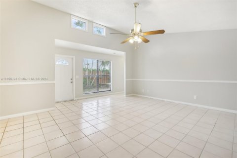 House in Palm Springs, Florida 2 bedrooms, 102.01 sq.m. № 1380551 - photo 4