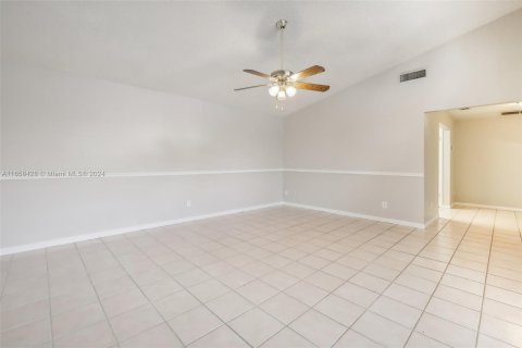 House in Palm Springs, Florida 2 bedrooms, 102.01 sq.m. № 1380551 - photo 8