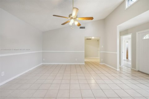 House in Palm Springs, Florida 2 bedrooms, 102.01 sq.m. № 1380551 - photo 7