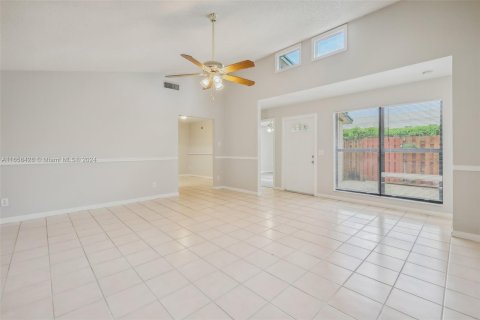 House in Palm Springs, Florida 2 bedrooms, 102.01 sq.m. № 1380551 - photo 6