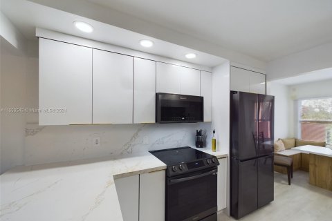 Condo in Pembroke Pines, Florida, 2 bedrooms  № 1380552 - photo 5