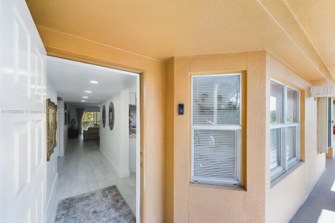 Copropriété à vendre à Pembroke Pines, Floride: 2 chambres, 126.72 m2 № 1380552 - photo 1