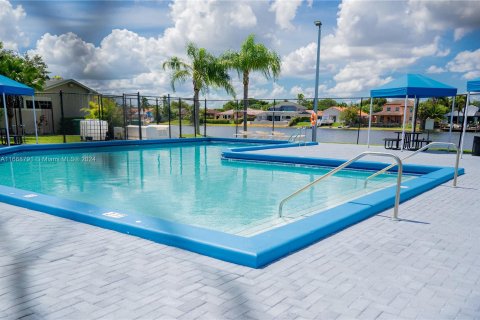 Touwnhouse à vendre à Miami, Floride: 2 chambres, 78.04 m2 № 1385791 - photo 25