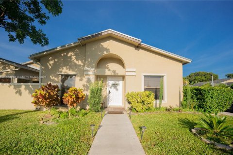 Touwnhouse à vendre à Miami, Floride: 2 chambres, 78.04 m2 № 1385791 - photo 1