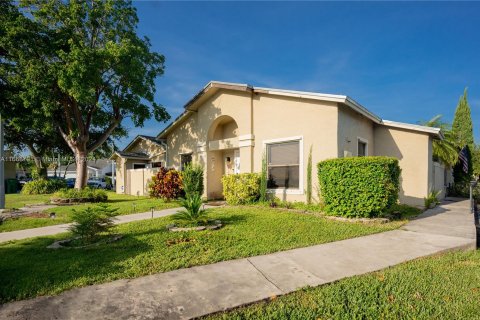 Touwnhouse à vendre à Miami, Floride: 2 chambres, 78.04 m2 № 1385791 - photo 2