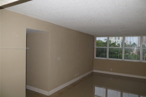 Condo in Miami, Florida, 3 bedrooms  № 1386223 - photo 1