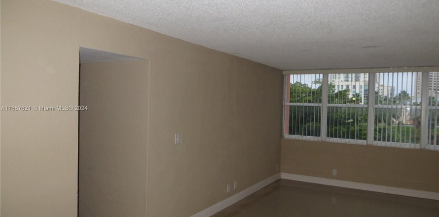 Condo in Miami, Florida, 3 bedrooms  № 1386223