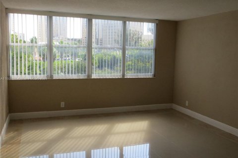 Condo in Miami, Florida, 3 bedrooms  № 1386223 - photo 2