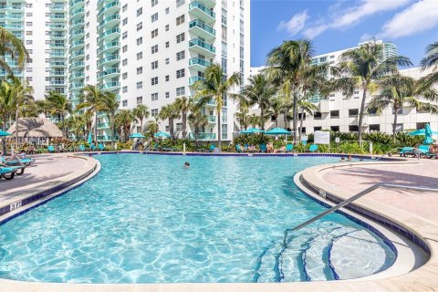 Condominio en venta en Hollywood, Florida, 1 dormitorio, 81.2 m2 № 1394231 - foto 28