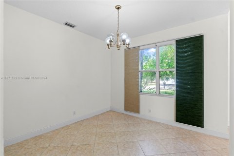 House in Weston, Florida 4 bedrooms, 198.16 sq.m. № 1394233 - photo 10