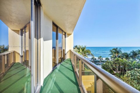 Condo in Sunny Isles Beach, Florida, 2 bedrooms  № 1189094 - photo 24