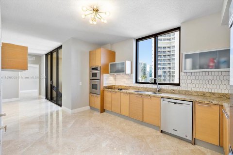 Condo in Sunny Isles Beach, Florida, 2 bedrooms  № 1189094 - photo 18