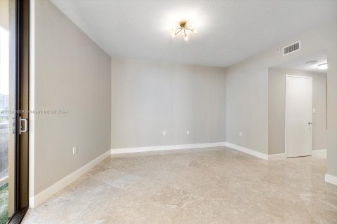 Condo in Sunny Isles Beach, Florida, 2 bedrooms  № 1189094 - photo 12