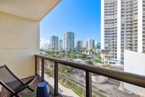 Condo in Sunny Isles Beach, Florida, 2 bedrooms  № 1189094 - photo 22