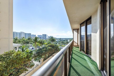 Condo in Sunny Isles Beach, Florida, 2 bedrooms  № 1189094 - photo 25