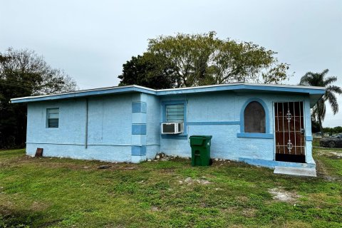 House in South Bay, Florida 4 bedrooms, 120.68 sq.m. № 956662 - photo 10